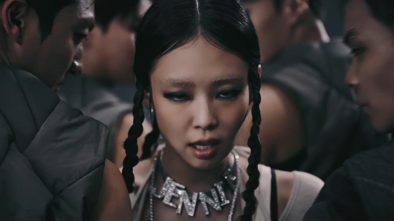 ファンが絶句——JENNIEのFrankies Bikinis初コラボデビュー