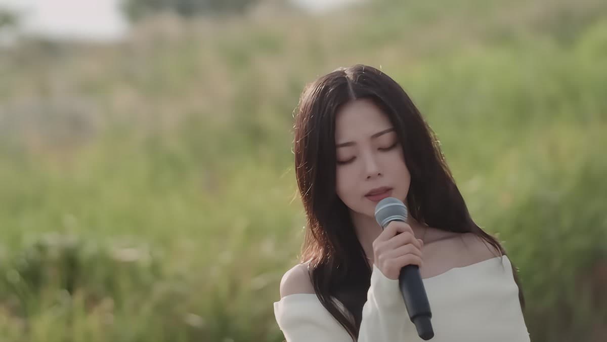 HYNNが月1回の音楽ウェブ番組「월간다음」のMCに — 声だけで勝負する新感覚ヒーリングショー
